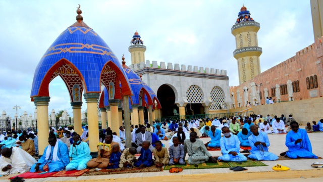 Magal: la grande mosquée de Touba, lieu de convergence des pèlerins Magal: la grande mosquée de Touba, lieu de convergence des pèlerins