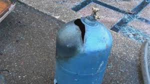 Derklé : Une bonbonne de gaz explose et fait deux (02) morts et plusieurs blessés Derklé : Une bonbonne de gaz explose et fait deux (02) morts et plusieurs blessés
