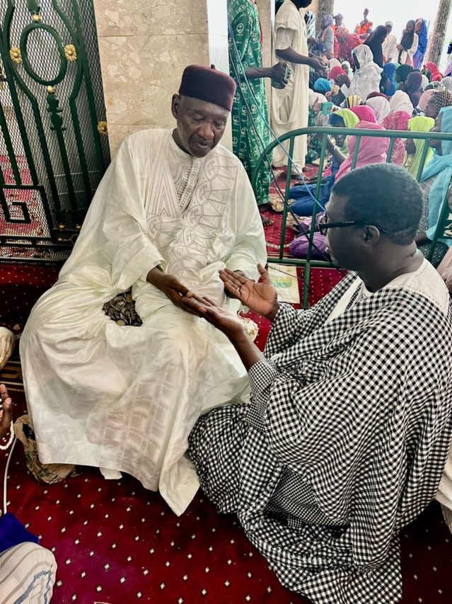 L'IMAGE DU JOUR- Le chanteur Fallou Dieng à Tivaouane pour la célébration du Mawlid