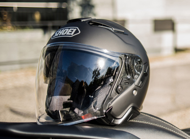 ​Casque de moto en fibre de carbone : protection ultime et style