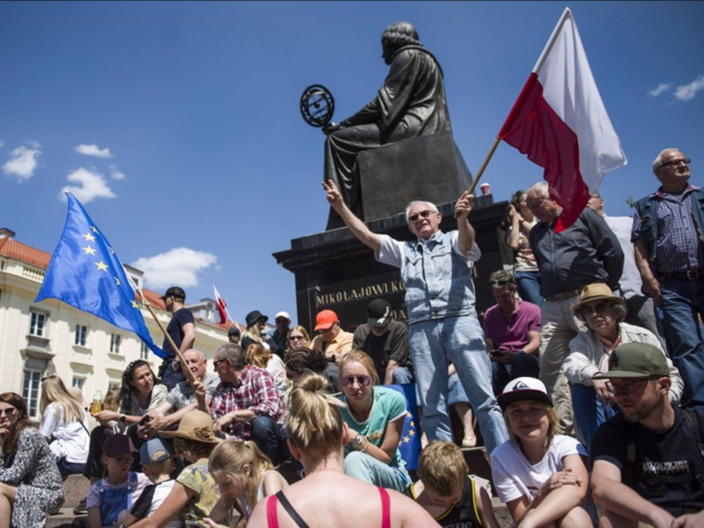 A Varsovie, une manifestation "historique" contre le gouvernement du parti Droit et justice A Varsovie, une manifestation "historique" contre le gouvernement du parti Droit et justice