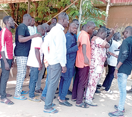 LIBERATION DE L’EX-PRESIDENT ROCH KABORE : Forte affluence à son domicile à la patte d’oie LIBERATION DE L’EX-PRESIDENT ROCH KABORE : Forte affluence à son domicile à la patte d’oie