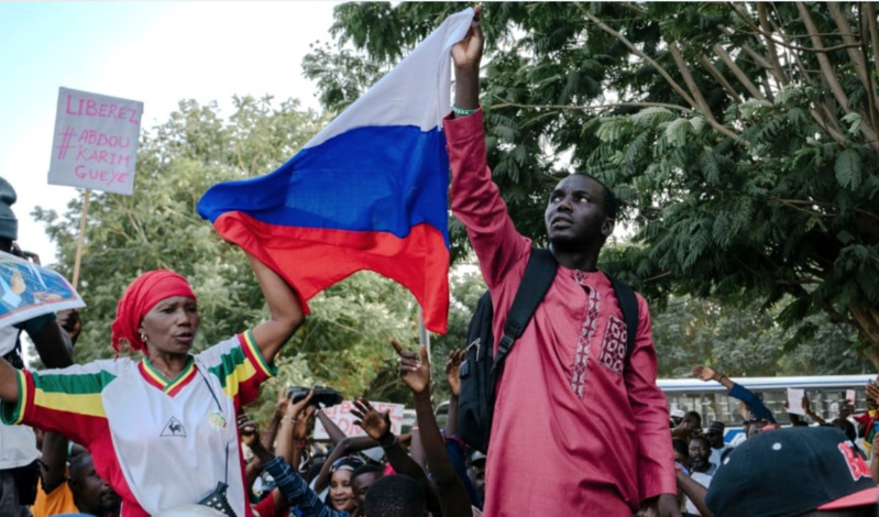 Drapeaux russes à la marche pour la libération des « détenus politiques »
