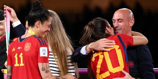 Affaire du baiser forcé : Luis Rubiales suspendu trois ans par la Fifa Affaire du baiser forcé : Luis Rubiales suspendu trois ans par la Fifa