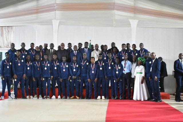 Prime : Macky Sall décaisse 200 millions FCFA pour les Lions malentendants Prime : Macky Sall décaisse 200 millions FCFA pour les Lions malentendants