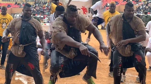 Lutte : Tapha TINE bat Eumeu Sène Lutte : Tapha TINE bat Eumeu Sène