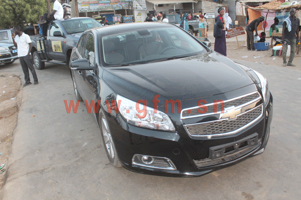 Photos -Voici les deux voitures que le président Yaya Djameh a offert à Eumeu Sène. Regardez Photos -Voici les deux voitures que le président Yaya Djameh a offert à Eumeu Sène. Regardez