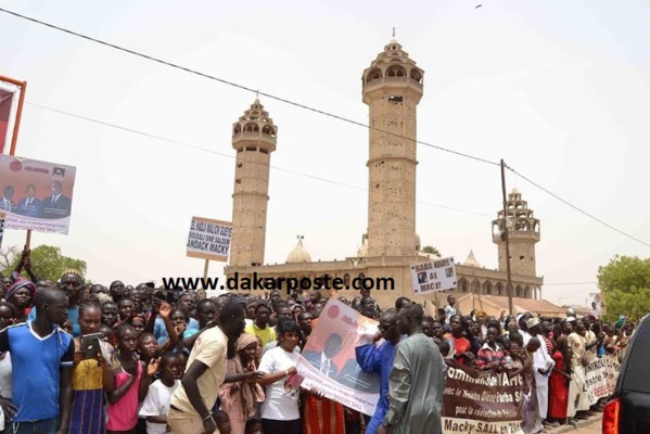 Hôte de la fratrie religieuse de Léona :Macky Sall couvert de cadeaux par cette chappelle Niassène Hôte de la fratrie religieuse de Léona :Macky Sall couvert de cadeaux par cette chappelle Niassène