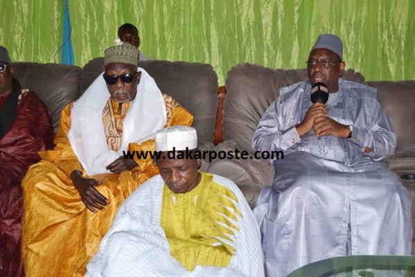 Hôte de la fratrie religieuse de Léona :Macky Sall couvert de cadeaux par cette chappelle Niassène Hôte de la fratrie religieuse de Léona :Macky Sall couvert de cadeaux par cette chappelle Niassène