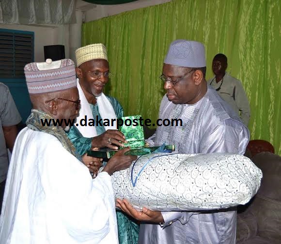 Hôte de la fratrie religieuse de Léona :Macky Sall couvert de cadeaux par cette chappelle Niassène