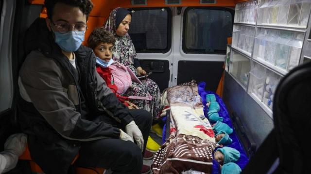 Gaza: 28 bébés prématurés évacués d'al-Chifa sont arrivés en Egypte Gaza: 28 bébés prématurés évacués d'al-Chifa sont arrivés en Egypte
