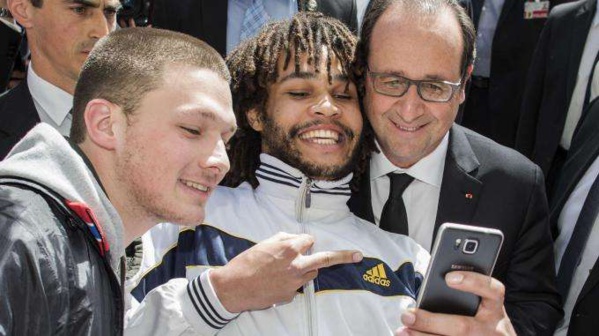 Un homme fait un doigt d'honneur lors d'un selfie avec François Hollande Un homme fait un doigt d'honneur lors d'un selfie avec François Hollande