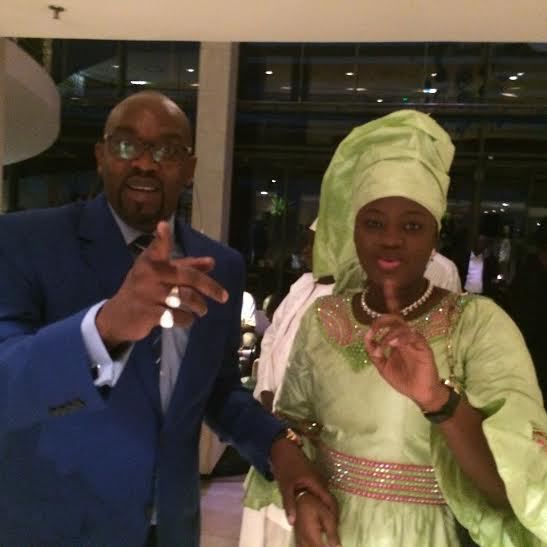 La douce moitié de Serigne Mboup posant avec Bara Guèye, ami du couple La douce moitié de Serigne Mboup posant avec Bara Guèye, ami du couple