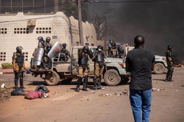 Burkina Faso: une attaque terroriste d'ampleur vise la ville de Djibo... Burkina Faso: une attaque terroriste d'ampleur vise la ville de Djibo...