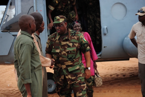 Armée Sénégalaise   Le Général Macky Sall pose des étoiles sur des galonnés