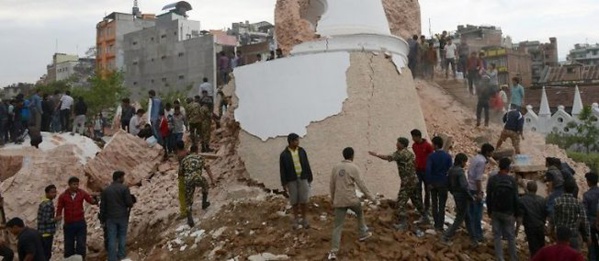 ​Un violent séisme frappe le Népal, au moins 1 170 morts