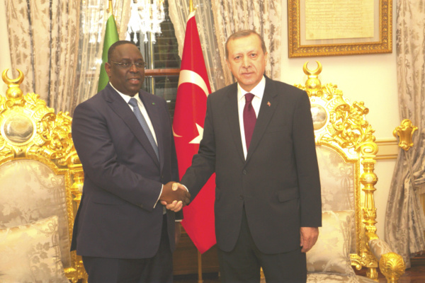 Macky Sall se recueille sur la tombe de Sénégalais à Istanbul Macky Sall se recueille sur la tombe de Sénégalais à Istanbul