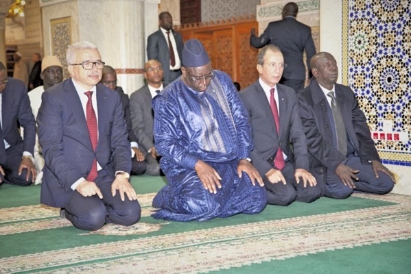 Les images du pèlerinage du Pr Macky Sall au mausolée de Cheikh Ahmed Tidiane Chérif Les images du pèlerinage du Pr Macky Sall au mausolée de Cheikh Ahmed Tidiane Chérif