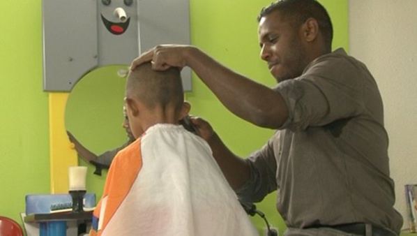 Les autorités iraniennes viennent de créer une nouvelle prohibition dans leur société. Ainsi, il est interdit aux hommes de porter des coupes de cheveux non-orthodoxes. Les autorités iraniennes viennent de créer une nouvelle prohibition dans leur société. Ainsi, il est interdit aux hommes de porter des coupes de cheveux non-orthodoxes.