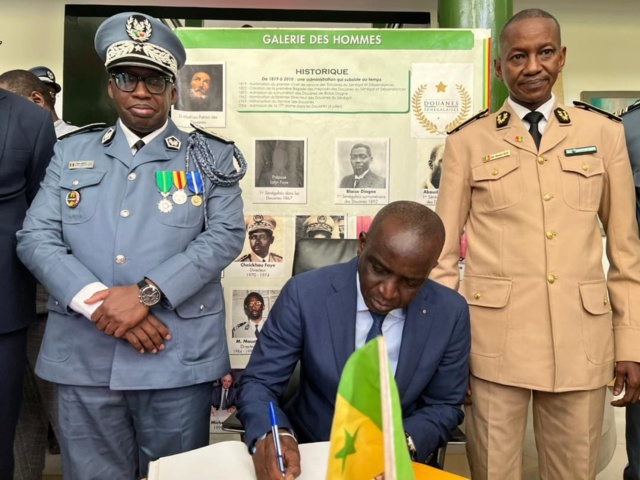 𝐋𝐞 𝐌𝐢𝐧𝐢𝐬𝐭𝐫𝐞 𝐝𝐞𝐬 𝐅𝐢𝐧𝐚𝐧𝐜𝐞𝐬 𝐞𝐭 𝐝𝐮 𝐁𝐮𝐝𝐠𝐞𝐭 à 𝐥’𝐞𝐱𝐩𝐨𝐬𝐢𝐭𝐢𝐨𝐧 𝐢𝐭𝐢𝐧é𝐫𝐚𝐧𝐭𝐞 𝐝𝐮 𝐌𝐮𝐬é𝐞 𝐝𝐞𝐬 𝐃𝐨𝐮𝐚𝐧𝐞𝐬 𝐬é𝐧é𝐠𝐚𝐥𝐚𝐢𝐬𝐞𝐬.(Photos) 𝐋𝐞 𝐌𝐢𝐧𝐢𝐬𝐭𝐫𝐞 𝐝𝐞𝐬 𝐅𝐢𝐧𝐚𝐧𝐜𝐞𝐬 𝐞𝐭 𝐝𝐮 𝐁𝐮𝐝𝐠𝐞𝐭 à 𝐥’𝐞𝐱𝐩𝐨𝐬𝐢𝐭𝐢𝐨𝐧 𝐢𝐭𝐢𝐧é𝐫𝐚𝐧𝐭𝐞 𝐝𝐮 𝐌𝐮𝐬é𝐞 𝐝𝐞𝐬 𝐃𝐨𝐮𝐚𝐧𝐞𝐬 𝐬é𝐧é𝐠𝐚𝐥𝐚𝐢𝐬𝐞𝐬.(Photos)