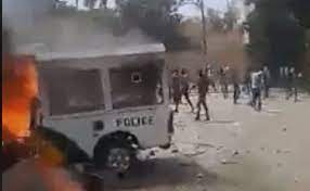 Mbour- Une voiture de la police incendiée Mbour- Une voiture de la police incendiée