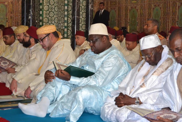Arrêt sur image :Notre "Président bien adoré" lit il ou il fait semblant de lire le coran? Arrêt sur image :Notre "Président bien adoré" lit il ou il fait semblant de lire le coran?