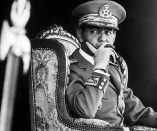 Style: Les 10 plus beaux costumes de Hassan II (PHOTOS) Style: Les 10 plus beaux costumes de Hassan II (PHOTOS)