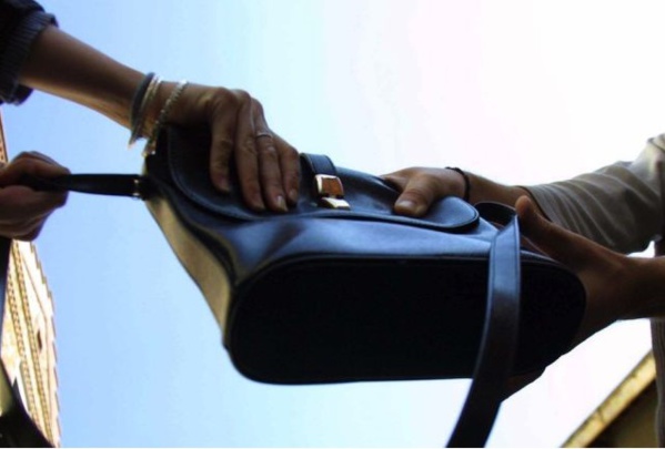 Affaire du vol à l'arrachée en plein jour dont les victimes seraient deux cambistes : Deux personnes déjà entre les mains de la police Affaire du vol à l'arrachée en plein jour dont les victimes seraient deux cambistes : Deux personnes déjà entre les mains de la police