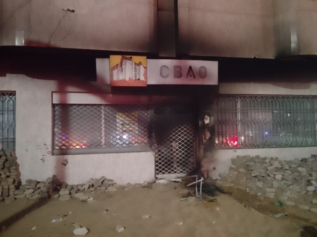 Bourguiba-Castor : Voitures calcinées, banque vandalisée, de gros dégâts Bourguiba-Castor : Voitures calcinées, banque vandalisée, de gros dégâts