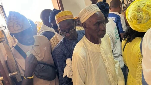 « Deuil électoral » : Ces Sénégalais qui se sont rendus dans les bureaux de vote (photos) « Deuil électoral » : Ces Sénégalais qui se sont rendus dans les bureaux de vote (photos)
