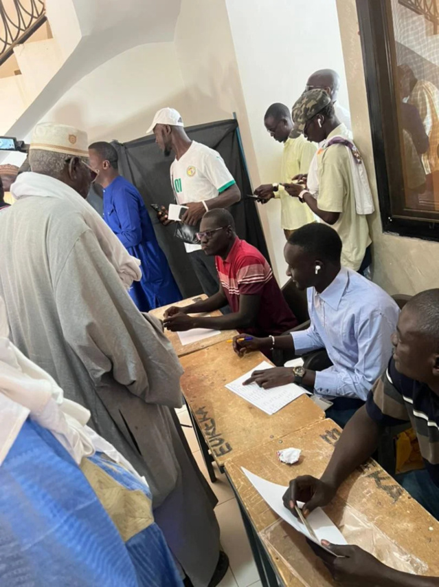 « Deuil électoral » : Ces Sénégalais qui se sont rendus dans les bureaux de vote (photos) « Deuil électoral » : Ces Sénégalais qui se sont rendus dans les bureaux de vote (photos)