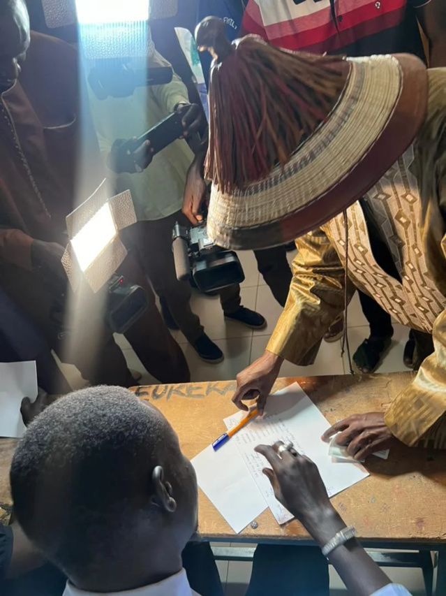 « Deuil électoral » : Ces Sénégalais qui se sont rendus dans les bureaux de vote (photos) « Deuil électoral » : Ces Sénégalais qui se sont rendus dans les bureaux de vote (photos)