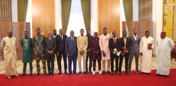 Audience : La coordination des étudiants de Saint-Louis reçue par Macky Sall Audience : La coordination des étudiants de Saint-Louis reçue par Macky Sall