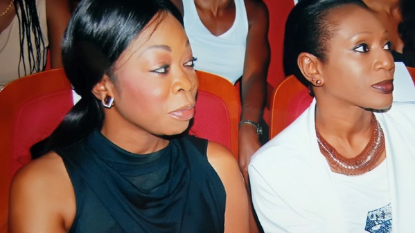 Jugez-en, regards et faciès différents des deux sœurs Ngoné (blanc) et Aby, toutes deux de la fratrie Youssou Ndour Jugez-en, regards et faciès différents des deux sœurs Ngoné (blanc) et Aby, toutes deux de la fratrie Youssou Ndour