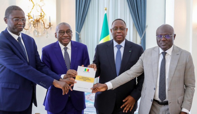 Le rapport du Dialogue en mains : Le Président Macky Sall va saisir le Conseil constitutionnel sur la date de l’élection et l’après 2 avril Le rapport du Dialogue en mains : Le Président Macky Sall va saisir le Conseil constitutionnel sur la date de l’élection et l’après 2 avril