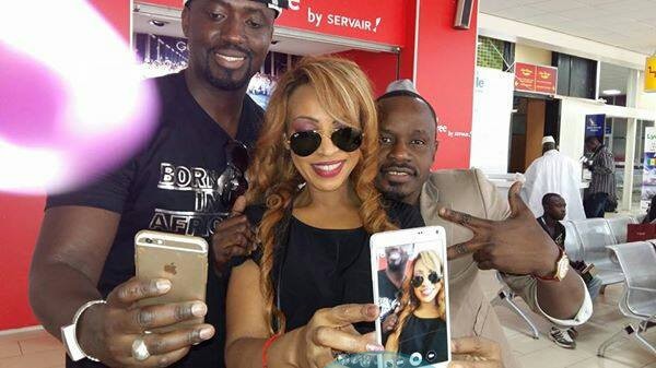 Vivi et son manager Baba Amdy, en mode selfie Vivi et son manager Baba Amdy, en mode selfie