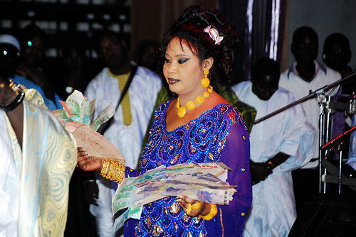 Conséquence de l’affaire Thione Séck : Une soirée de Fatou Guéwel Diouf sans billets de banque Conséquence de l’affaire Thione Séck : Une soirée de Fatou Guéwel Diouf sans billets de banque