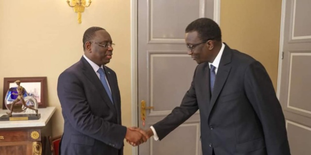 Convoqué in extremis par le Président Sall, le contesté candidat de l'APR, Amadou Ba, rapplique sur Dakar Convoqué in extremis par le Président Sall, le contesté candidat de l'APR, Amadou Ba, rapplique sur Dakar
