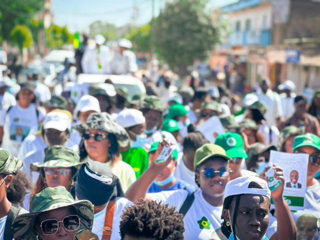 Thiès: Khalifa Sall s'engage de revitaliser le réseau ferroviaire, avec 2000 kilomètres de corridors Thiès: Khalifa Sall s'engage de revitaliser le réseau ferroviaire, avec 2000 kilomètres de corridors