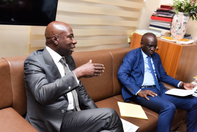 Présidentielle 2024: Moustapha Bâ signe, au nom du candidat Amadou Bâ, la charte des priorités et d'engagements du Secteur privé national Présidentielle 2024: Moustapha Bâ signe, au nom du candidat Amadou Bâ, la charte des priorités et d'engagements du Secteur privé national