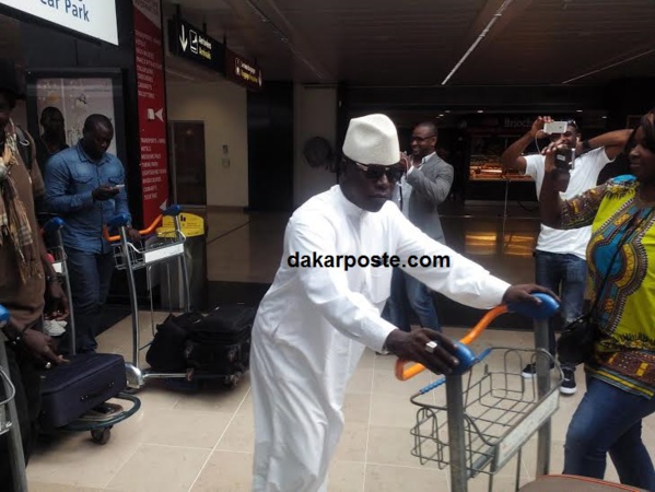 Arrêt sur image: L'humoriste Samba Sine alias "Kouhia" à son arrivée ce week-end à Paris! Arrêt sur image: L'humoriste Samba Sine alias "Kouhia" à son arrivée ce week-end à Paris!