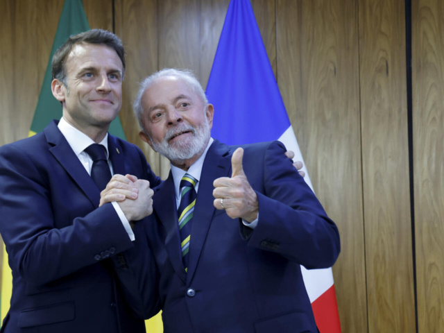 Malgré l'Ukraine, Emmanuel Macron et Lula affichent leur "intimité diplomatique"