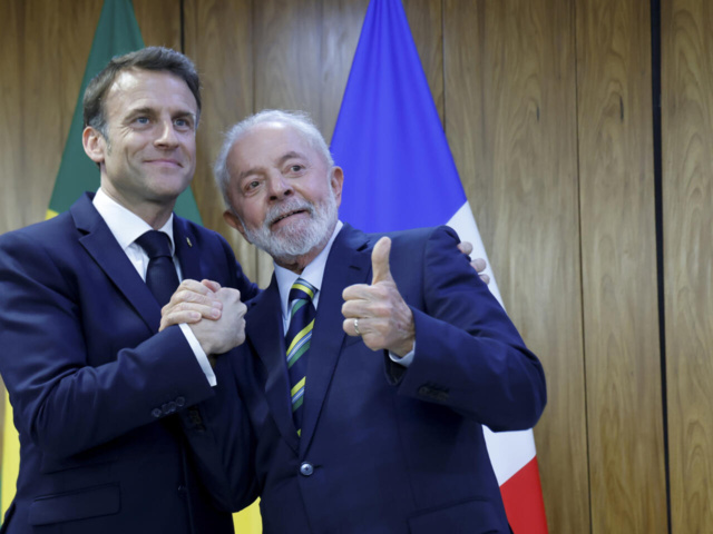 Malgré l'Ukraine, Emmanuel Macron et Lula affichent leur "intimité diplomatique" Malgré l'Ukraine, Emmanuel Macron et Lula affichent leur "intimité diplomatique"