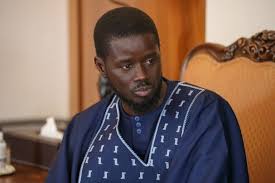 Sénégal: qui est Bassirou Diomaye Faye, passé en un éclair de la prison à la présidence? Sénégal: qui est Bassirou Diomaye Faye, passé en un éclair de la prison à la présidence?