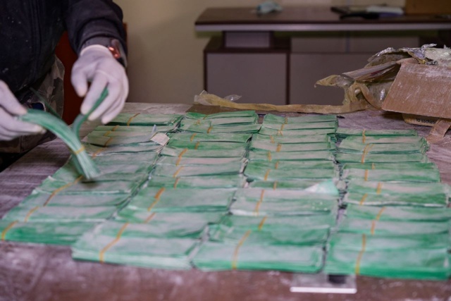 Des billets noirs d’une contrevaleur de près de 315 millions de francs CFA saisis par les Douanes, six personnes arrêtées Des billets noirs d’une contrevaleur de près de 315 millions de francs CFA saisis par les Douanes, six personnes arrêtées