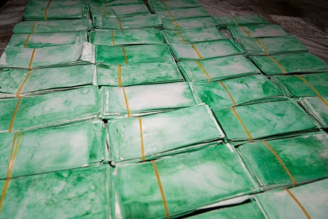 Des billets noirs d’une contrevaleur de près de 315 millions de francs CFA saisis par les Douanes, six personnes arrêtées Des billets noirs d’une contrevaleur de près de 315 millions de francs CFA saisis par les Douanes, six personnes arrêtées