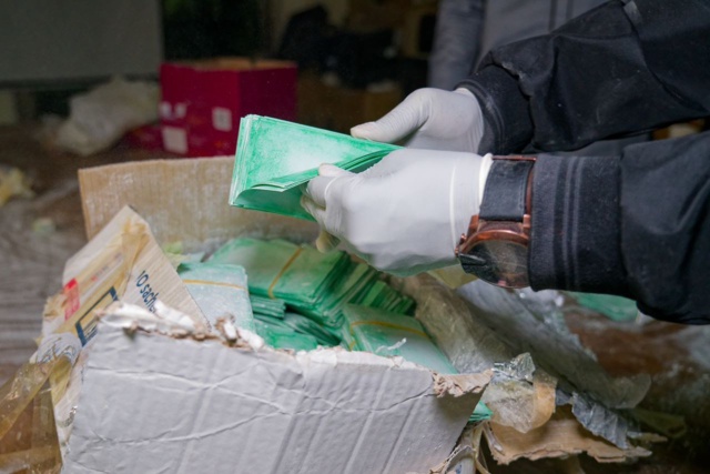 Des billets noirs d’une contrevaleur de près de 315 millions de francs CFA saisis par les Douanes, six personnes arrêtées Des billets noirs d’une contrevaleur de près de 315 millions de francs CFA saisis par les Douanes, six personnes arrêtées