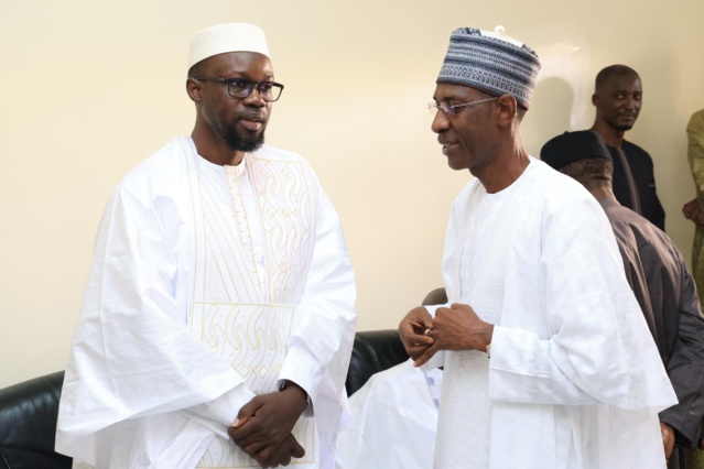 L' ex premier ministre Mohamed  Dione reçoit les éloges de la nation Sénégalaise (IMAGES DE LA LEVÉE DU CORPS)