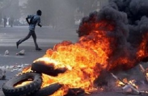 Scat Urbam :Des ménagères descendent dans la rue et... brûlent des pneus