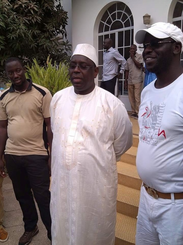 Arrêt sur image Quand le Président pose avec son beau frère! Arrêt sur image Quand le Président pose avec son beau frère!